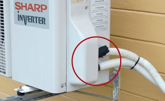 Rørtilslutning sidder i vejen for en kasse til varmepumpe Rørtilslutning sidder i vejen for en varmepumpeskjuler